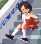  1girl absurdres blue_hat braid brown_hair brown_shoes closed_mouth commentary_request fuecoco hat hay highres john_(kyoj) juliana_(pokemon) open_mouth orange_shorts outdoors petting pokemon pokemon_(creature) pokemon_scarlet_and_violet shadow shirt shoes shorts single_braid sitting sitting_on_stairs smile socks stairs twitter_username white_shirt 