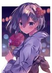  alternate_costume bangs blue_eyes blurry blush bokeh breasts closed_mouth depth_of_field eyes_visible_through_hair fan flower from_side hair_between_eyes hair_flower hair_ornament hairclip hamakaze_(kantai_collection) holding holding_fan japanese_clothes jpeg_artifacts kantai_collection kimono kureaki_(exit) light_particles long_sleeves looking_at_viewer medium_breasts messy_hair obi outside_border paper_fan print_kimono red_flower sash shiny shiny_hair short_hair silver_hair smile solo uchiwa upper_body wide_sleeves yukata 