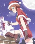  aqua_eyes blush boots bow bowtie brown_footwear brown_gloves brown_hair capelet chimney christmas commentary_request covering covering_ass dress embarrassed fur-trimmed_boots fur-trimmed_gloves fur_trim gloves hat highres knee_boots looking_at_viewer moon multicolored_bow night night_sky original red_dress red_hat sack santa_costume santa_hat sky snowing solo star_(sky) starry_sky striped striped_bow striped_neckwear thighhighs uma_(uma1111) white_legwear zettai_ryouiki 
