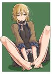  arm_support barefoot blonde_hair feet feet_together frown full_body green_background green_eyes half-closed_eyes highres jitome knees_up looking_at_viewer m92fs mizuhashi_parsee parted_lips pointy_ears sash scarf simple_background sitting skirt solo spread_legs toes touhou 