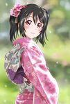  black_hair blurry blurry_background blush closed_mouth floral_print from_behind furisode japanese_clothes keisuke_(0320030103200301) kimono lips long_sleeves looking_at_viewer looking_back love_live! love_live!_school_idol_project new_year outdoors red_eyes sash shiny shiny_hair short_hair smile snowing solo standing twintails upper_body yazawa_nico 