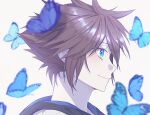  1boy blue_butterfly blue_eyes brown_hair bug butterfly butterfly_wings close-up from_side gongju_s2 highres hood hood_down hoodie insect_wings kingdom_hearts looking_ahead short_hair simple_background smile solo sora_(kingdom_hearts) spiked_hair white_background white_hoodie wings 