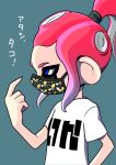  1girl blue_eyes commentary_request gradient_hair green_background high_ponytail highres mask medium_hair mouth_mask multicolored_hair octoling_girl octoling_player_character print_shirt red_hair shirt simple_background solo splatoon_(series) tentacle_hair translation_request upper_body white_shirt xdies_ds 