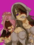  2girls alien_stage bandana black_hair bow chest_bow curtained_hair dress grey_bandana grey_dress hair_bow heart heart_hands highres lian_yan_pi_buluo_shouling microphone mizi_(alien_stage) mizi_(zombie_stage) multiple_girls pink_background pink_hair purple_eyes smile sua_(alien_stage) sua_(zombie_stage) zombie_stage 