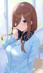  1girl absurdres blue_cardigan blue_eyes brown_hair cardigan commentary_request go-toubun_no_hanayome gomashiwo_o hand_up headphones headphones_around_neck highres long_hair long_sleeves looking_at_viewer nakano_miku smile solo upper_body 