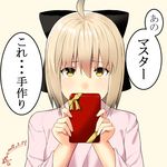  ahoge artist_name bad_id bad_pixiv_id bangs beige_background blonde_hair blush commentary_request covered_mouth dated eyebrows_visible_through_hair fate_(series) gift hair_between_eyes holding holding_gift incoming_gift japanese_clothes koha-ace looking_at_viewer mugipot okita_souji_(fate) okita_souji_(fate)_(all) short_hair signature simple_background solo speech_bubble translated upper_body yellow_eyes 