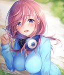  1girl :d bangs blue_cardigan blue_eyes blush breasts commentary_request day eyebrows_visible_through_hair floating_hair go-toubun_no_hanayome green_skirt hair_between_eyes hand_up headphones headphones_around_neck large_breasts long_hair long_sleeves looking_at_viewer nakano_miku open_mouth outdoors pink_hair pink_lips pleated_skirt purple_eyes shirt sidelocks signature skirt smile solo twitter_username upper_teeth white_shirt wind youqiniang 