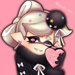  black_gloves black_shirt blush domino_mask earrings english gift gloves grey_hair grin heart heart-shaped_pupils highres holding hotaru_(splatoon) jewelry long_hair long_sleeves looking_at_viewer mask mole mole_under_eye one_eye_closed parted_lips pink_background pointy_ears puchiman sharp_teeth shirt simple_background smile solo splatoon_(series) splatoon_1 star symbol-shaped_pupils teeth tentacle_hair twitter_username upper_body valentine 