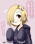  artist_name blonde_hair commentary_request dated earrings eighth_note hair_ornament hair_over_one_eye highres hood hood_down hoodie idolmaster idolmaster_cinderella_girls jewelry long_sleeves musical_note open_mouth oversized_clothes pink_background red_eyes shirasaka_koume short_hair skull_hair_ornament sleeves_past_fingers sleeves_past_wrists smile solo spoken_musical_note translated yamato_nadeshiko 