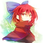  blue_bow bow cape expressionless green_background hair_between_eyes hair_bow kutsuki_kai looking_at_viewer portrait red_cape red_eyes red_hair sekibanki short_hair solo touhou 