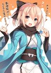  1girl :d ahoge arm_guards bangs black_scarf blonde_hair bow commentary eyebrows_visible_through_hair fate_(series) hair_between_eyes hair_bow half_updo hands_up haori highres holding japanese_clothes kimono koha-ace looking_at_viewer obi okita_souji_(fate) okita_souji_(fate)_(all) open_mouth ponytail sash scarf short_hair sidelocks smile solo toosaka_asagi translation_request upper_body v-shaped_eyebrows white_kimono yellow_eyes 