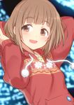  arm_up bangs blush brown_hair commentary eyebrows_visible_through_hair hand_up hiraga_matsuri hood hoodie idolmaster idolmaster_cinderella_girls kitami_yuzu looking_at_viewer night open_mouth outdoors pom_pom_(clothes) sidelocks smile solo tareme upper_body 