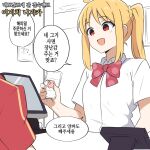  1girl 1other ahoge amogan blonde_hair bocchi_the_rock! braid cellphone check_translation commentary_request gotoh_hitori gotoh_hitori_(octopus) highres holding holding_phone ijichi_nijika korean_commentary korean_text open_mouth phone polka_dot_bowtie red_eyes side_ponytail sidelocks smartphone smile translation_request 