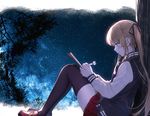  absurdres against_tree bad_id bad_yandere_id black_legwear black_ribbon blonde_hair from_side hair_ribbon highres holding holding_pen long_hair miniskirt misaki_kurehito night official_art outdoors pen pleated_skirt red_skirt ribbon saenai_heroine_no_sodatekata sawamura_spencer_eriri sitting skirt solo thighhighs tree twintails very_long_hair white_background writing zettai_ryouiki 