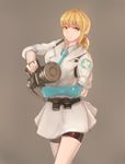  artoria_pendragon_(all) blonde_hair blue_gloves blue_neckwear cosplay doren elbow_gloves fate_(series) gloves highres looking_at_viewer medi_gun necktie saber short_hair short_sleeves solo team_fortress_2 the_medic the_medic_(cosplay) yellow_eyes 