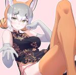  1girl animal_ears breasts brown_hair china_dress chinese_clothes commentary_request dress elbow_gloves extra_ears fox_ears fox_girl gloves grey_hair highres island_fox_(kemono_friends) kemono_friends kemono_friends_v_project large_breasts long_hair looking_at_viewer lowlandgorilla pink_background simple_background sleeveless solo thighhighs virtual_youtuber yellow_eyes 