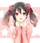  artist_name bad_id bad_pixiv_id bangs black_hair blush bow cardigan clenched_hands eileen_(artist) eyebrows_visible_through_hair hair_bow long_sleeves looking_at_viewer love_live! love_live!_school_idol_project parted_lips pink_background pink_cardigan red_bow red_eyes short_hair short_twintails smile solo twintails upper_body yazawa_nico 