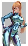  1girl blonde_hair blue_bodysuit blue_eyes bodysuit breasts clenched_hand covered_navel grey_background hair_between_eyes hand_on_own_hip highres large_breasts latex latex_bodysuit long_hair looking_at_viewer metroid ponytail samus_aran smile solo standing two-tone_background volyz white_background zero_suit 