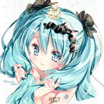  aqua_eyes aqua_hair bangs commentary_request crown eyebrows_visible_through_hair hatsune_miku kamiya_maneki long_hair mini_crown nail_polish smile solo vocaloid 