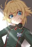  &gt;:) ahoge badge blonde_hair blue_eyes buttons closed_mouth commentary eyebrows_visible_through_hair gem green_jacket grin head_tilt highres insignia jacket long_sleeves looking_at_viewer military military_jacket military_uniform sekina shaded_face short_hair smile smug solo tanya_degurechaff turtleneck uniform upper_body v-shaped_eyebrows youjo_senki 