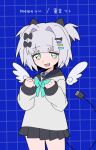  1girl angel_wings aqua_bow aqua_bowtie aqua_eyes black_bow black_sailor_collar black_skirt blue_background bow bowtie commentary cowboy_shot detached_wings electric_plug electric_plug_tail fang grid_background hair_bow hair_intakes hair_ornament hairclip highres long_sleeves memeshii_(utau) mini_wings miniskirt multicolored_eyes open_mouth pleated_skirt sailor_collar shirt short_hair short_twintails skin_fang skirt smile solo tail tareme twintails two-tone_eyes untranslatable_commentary utau white_background white_shirt wings yagidon yellow_eyes 