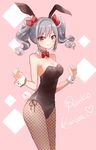  animal_ears black_leotard bow bowtie breasts brown_legwear bunny_ears bunny_tail bunnysuit character_name cowboy_shot detached_collar drill_hair hair_bow highres idolmaster idolmaster_cinderella_girls kanzaki_ranko kuromitsu_maria leotard looking_at_viewer pantyhose pink_background red_bow red_eyes silver_hair small_breasts solo strapless strapless_leotard tail twin_drills twintails wrist_cuffs 