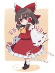  ascot bangs blush bow brown_eyes brown_footwear brown_hair closed_mouth detached_sleeves empty_eyes expressionless full_body gohei hair_bow hair_tubes hakurei_reimu highres holding kibisake long_sleeves ofuda red_bow red_skirt ribbon-trimmed_sleeves ribbon_trim shide shoes short_hair sidelocks skirt skirt_set socks solo standing touhou white_legwear wide_sleeves yin_yang 