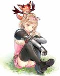  armor armored_dress ass bad_id bad_pixiv_id bangs belt black_footwear blonde_hair boots closed_eyes djeeta_(granblue_fantasy) dragon dragon_on_head gauntlets gloves granblue_fantasy grass hairband happy hinahino knees_up long_hair looking_at_viewer on_head open_mouth parted_lips pink_hairband sitting thigh_boots thighhighs vee_(granblue_fantasy) white_background yellow_eyes 