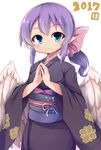  2017 blue_eyes bow feathered_wings hair_bow hands_clasped japanese_clothes kimono long_hair looking_at_viewer low_wings obi own_hands_together pink_bow pointy_ears ponytail purple_hair sash smile solo tatuyayosi white_wings wings 