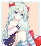  animal_ears antenna_hair azur_lane bangs bare_shoulders between_legs blue_dress blue_eyes blush bow braid breasts brown_background closed_mouth dress eyebrows_visible_through_hair fingernails frilled_dress frills green_hair hair_between_eyes hair_bow head_tilt long_hair long_sleeves looking_at_viewer low_ponytail mikazuki_(azur_lane) off_shoulder ponytail red_bow shirt simple_background single_braid small_breasts solo striped striped_legwear tail tail_between_legs tail_hug tengxiang_lingnai thighhighs thighhighs_pull very_long_hair white_shirt 