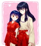  1girl alternate_form black_hair blue_eyes borrowed_garments brown_eyes closed_mouth hakama higurashi_kagome inuyasha inuyasha_(character) japanese_clothes jewelry light_smile long_hair namo necklace pearl_necklace pink_background red_hakama sidelocks 