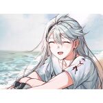  1boy ahoge androgynous beach black_hairband blush chinese_commentary cloud collarbone commentary curled_up facing_viewer hair_between_eyes hairband highres ikooto111 laughing long_hair lower_teeth_only male_focus nier_(series) nier_(young) ocean shirt short_sleeves sitting solo swept_bangs teeth upper_body waves white_hair white_shirt 