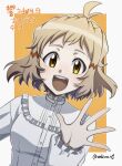  10460802 1girl absurdres antenna_hair blonde_hair breasts capelet collar dated highres looking_at_viewer senki_zesshou_symphogear shirt short_hair signature simple_background small_breasts smile solo tachibana_hibiki_(symphogear) teeth upper_body upper_teeth_only waving white_capelet white_collar white_shirt yellow_eyes 