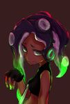  arm_at_side asymmetrical_hair bare_arms bare_shoulders bioluminescence black_gloves black_vest closed_mouth crop_top cropped_vest darandy dark_skin fingerless_gloves from_side gloves glowing glowing_hair glowing_skin green_hair grey_eyes hand_up headphones highres iida_(splatoon) long_hair looking_at_viewer mole mole_under_mouth multicolored multicolored_hair multicolored_skin octarian purple_hair sideways_glance simple_background sketch sleeveless smile solo splatoon_(series) splatoon_2 stomach suction_cups tentacle_hair upper_body vest 