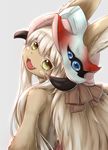  animal_ears ears_through_headwear fang from_behind fur furry green_eyes grey_background highres horokusa_(korai) long_hair looking_at_viewer looking_back made_in_abyss nanachi_(made_in_abyss) open_mouth simple_background smile solo upper_body white_hair 