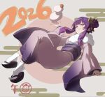  2026 alternate_costume blush closed_mouth commentary delta_delta double_bun floating food fruit full_body fur_trim hair_bun hair_ribbon happy_new_year highres japanese_clothes kimono long_hair long_sleeves mandarin_orange mochi new_year patchouli_knowledge pink_kimono purple_eyes purple_hair ribbon sandals smile socks touhou white_socks yukata 