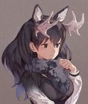 animal_ears antlers arm_up bag black_eyes black_hair black_scarf black_shirt breasts brown_background closed_mouth commentary_request deer_ears extra_ears eyebrows_visible_through_hair fur_scarf gradient_clothes hair_between_eyes highres katahira_(hiyama) kemono_friends long_sleeves medium_breasts moose_(kemono_friends) scarf shirt simple_background smile solo upper_body white_shirt 