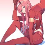  aqua_eyes arm_up bodysuit breasts commentary covered_navel darling_in_the_franxx eyebrows_visible_through_hair from_side gradient gradient_background grin hairband highres horns knee_up long_hair looking_at_viewer medium_breasts nian parted_lips pilot_suit pink_background pink_hair red red_bodysuit shiny shiny_hair sitting smile solo teeth white_background white_hairband zero_two_(darling_in_the_franxx) 