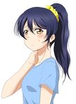  alternate_hairstyle bangs blue_hair blue_shirt blush commentary_request hair_between_eyes highres long_hair love_live! love_live!_school_idol_project ponytail scrunchie shirt shogo_(4274732) simple_background solo sonoda_umi upper_body white_background yellow_eyes yellow_scrunchie 