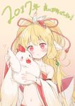  2017 :t animal animal_ears bandeau bangs bare_shoulders bird blonde_hair blush bow bracelet breasts brown_background chicken chinese_zodiac closed_mouth collarbone commentary_request detached_sleeves eyebrows_visible_through_hair feathers granblue_fantasy groin hair_between_eyes hair_feathers hair_ornament harvin head_tilt highres holding holding_animal jewelry long_hair long_sleeves looking_at_viewer mahira_(granblue_fantasy) navel red_bandeau red_eyes simple_background small_breasts solo translation_request very_long_hair white_bow white_feathers wide_sleeves year_of_the_rooster yukimi_ai_risu 