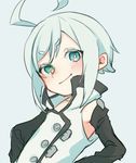  ahoge blue_eyes bright_pupils closed_mouth detached_sleeves eyebrows_visible_through_hair green_eyes grey_background hands_on_hips heterochromia high_collar looking_at_viewer male_focus shiratsuyu_aya silver_hair simple_background smile solo upper_body utatane_piko vocaloid 