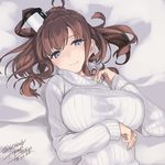  alternate_costume artist_name bed_sheet blue_eyes breasts brown_hair dated kantai_collection large_breasts long_hair long_sleeves rokuwata_tomoe saratoga_(kantai_collection) side_ponytail smile solo sweater twitter_username white_sweater 