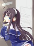 azur_lane bag bag_of_chips bangs blue_eyes blue_jacket blush brown_hair chips collared_shirt commentary_request eyebrows_visible_through_hair flat_screen_tv food food_in_mouth head_tilt headphones highres holding holding_bag jacket long_hair long_island_(azur_lane) looking_at_viewer looking_back mouth_hold off_shoulder shirt solo television very_long_hair white_shirt yukimi_ai_risu 