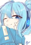  ;) abe_suke bangs beamed_eighth_notes blue_eyes blue_hair closed_mouth commentary_request ene_(kagerou_project) eyebrows_visible_through_hair hair_between_eyes headphones kagerou_project looking_at_viewer looking_back musical_note one_eye_closed signature simple_background smile solo upper_body white_background 