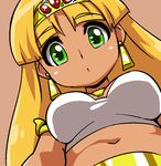  blonde_hair breasts brown_background claire_(hihouden) dark_skin earrings eyebrows eyebrows_visible_through_hair from_below gem green_eyes hairband hihouden hiru_made_ne-tarou jewelry long_hair looking_at_viewer medium_breasts midriff navel neck_ring simple_background solo stomach yellow_hairband 