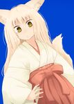  animal_ears bangs batta_(kanzume_quality) blonde_hair blue_background closed_mouth dutch_angle eyebrows_visible_through_hair fox_ears fox_tail fox_wife_(batta_(kanzume_quality)) green_eyes hakama hand_on_hip japanese_clothes long_hair long_sleeves looking_at_viewer miko original red_hakama simple_background slit_pupils solo tail upper_body wide_sleeves 