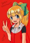  bangs blonde_hair blue_eyes blunt_bangs blush bow capcom child dated eyebrows_visible_through_hair green_bow hair_bow hand_gesture high_ponytail highres hood hood_down hoodie long_hair looking_at_viewer looking_to_the_side open_mouth ponytail red_background rockman rockman_(classic) rockman_11 roll short_sleeves sidelocks signature sketch smile solo sumomo teeth text_focus upper_body v 