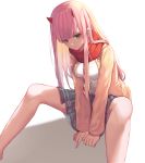  absurdres closed_mouth darling_in_the_franxx green_eyes green_skirt highres horns long_hair long_sleeves looking_at_viewer pink_hair pleated_skirt red_scarf scarf simple_background sitting skirt solo sugar_(dndi888) white_background zero_two_(darling_in_the_franxx) 