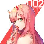  bare_shoulders candy chepill darling_in_the_franxx food green_eyes highres horns long_hair looking_at_viewer looking_back mouth_hold pink_hair simple_background solo upper_body white_background zero_two_(darling_in_the_franxx) 