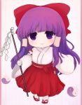  bangs blunt_bangs bow chibi closed_mouth commentary_request full_body gohei hair_bow hair_tubes hakama hakurei_reimu hakurei_reimu_(pc-98) holding japanese_clothes kimono long_hair long_sleeves looking_at_viewer miko obi purple_eyes purple_hair red_bow red_footwear red_hakama rei_(tonbo0430) sandals sash sidelocks smile solo standing tabi touhou touhou_(pc-98) two-tone_background white_kimono white_legwear wide_sleeves yin_yang yukata 